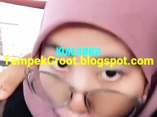 Cewek Jilbab Kocokin dan Sepong Kontol Pacar