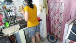 Bokep Indo: Suami Kebelet Ngentot Walau Istri Lagik Masak