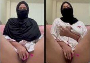 Tante HijabGirl dengan Tudung Hitam Bertemu Omek dengan Sex Toys Geter