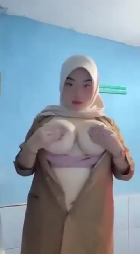 Bu Guru Salsa Mainin Tetek Besar Depan Kamera