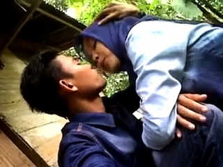 Cewek Berjilbab Tunjukkan Pesona Dan Keintiman