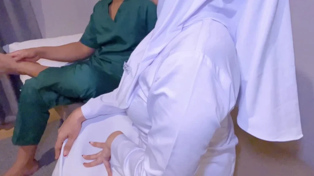 Dokter Memeriksa Perawat Yang Sering Mengeluhkan Keputihan