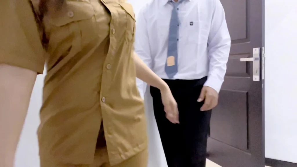 Guru Mengajarkan Pelajaran Biologi Dengan Praktik Langsung