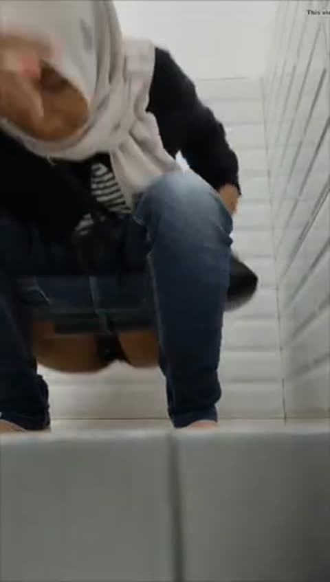Hijabers ini Pipis di Toilet Jongkok