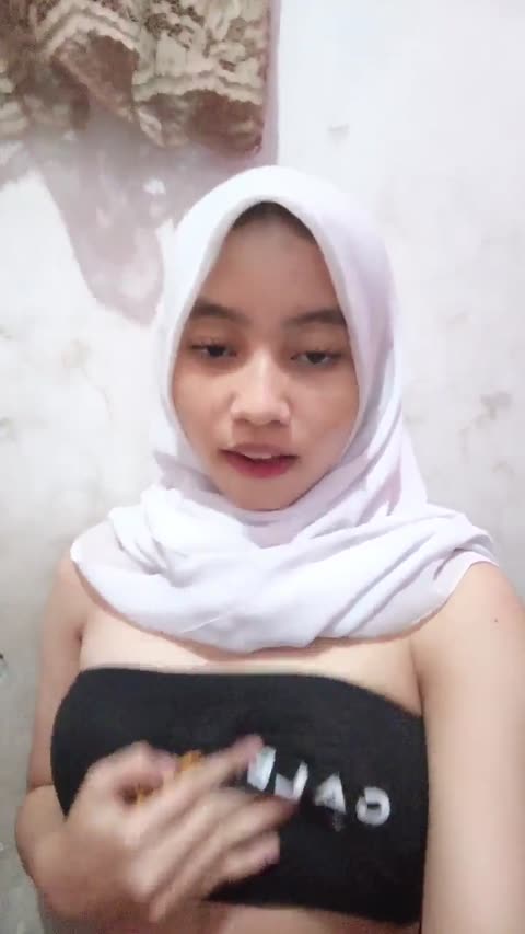 Masih Pake Jilbab Mainin Susu Sendiri