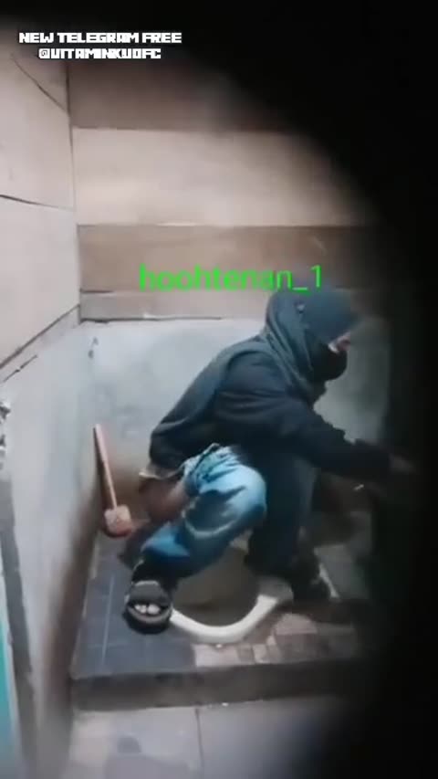 Ngintip Cewek Berjilbab Lagi Kencing