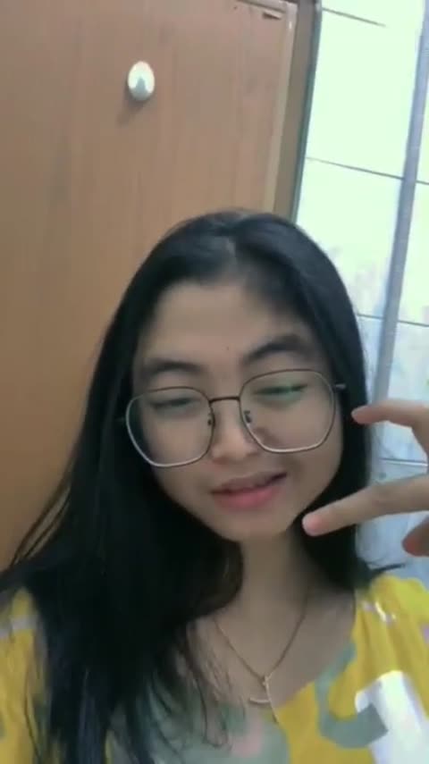 Nonton Bokep Gadis Berkacamata Menggemaskan Tampil Tanpa Busana di Depan Kamera