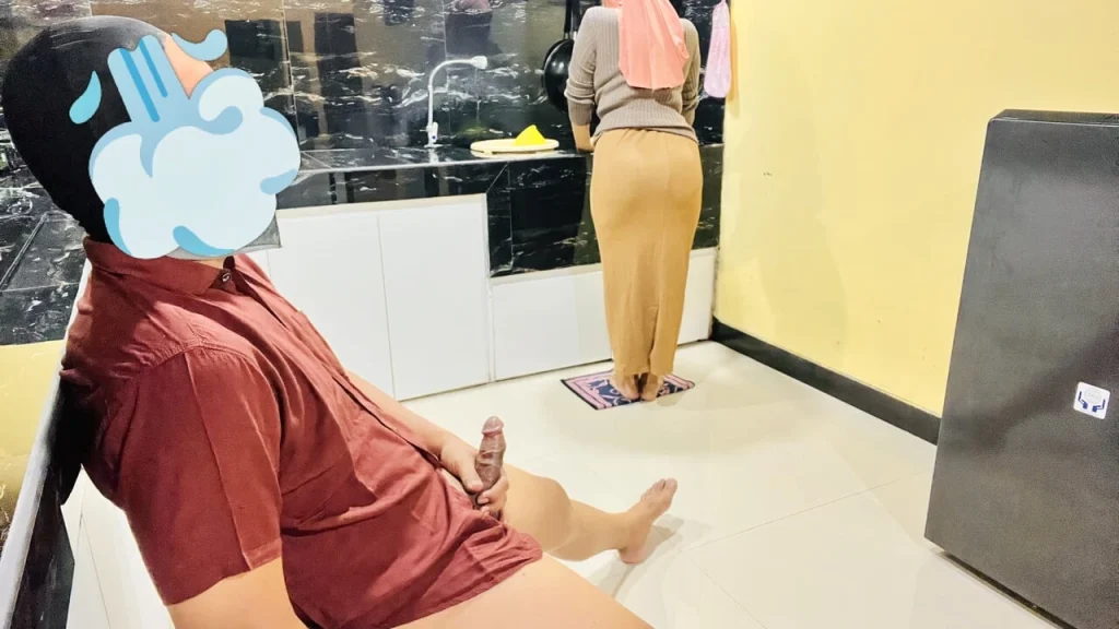 Pembantu Berjilbab Dengan Bokong Besar Kepergok Bos Sedang Sendiri Di Dapur