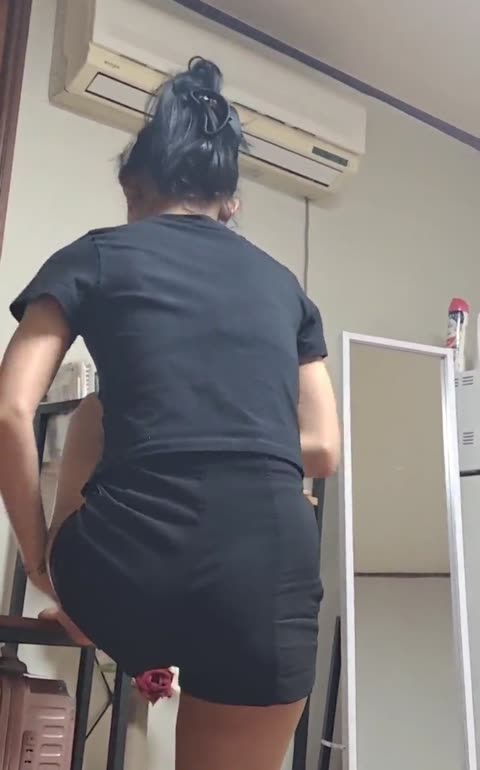 Rekam Istri Lagi Pake Lotion di Paha