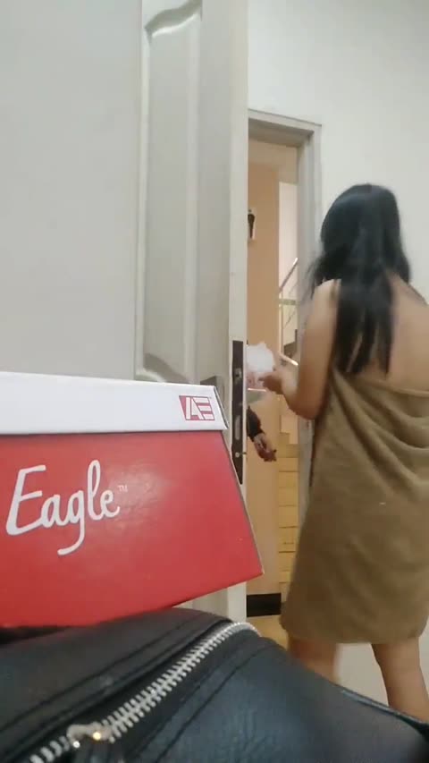 Siskaeee Pelorotin Handuk di Depan Room Boy