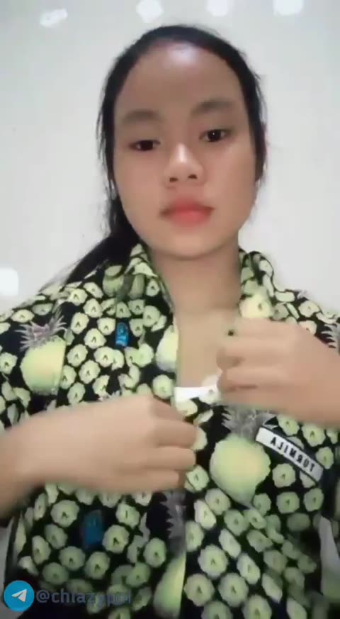 Siswi SMP Mainin Puting Susu Sendiri Lagi Sange