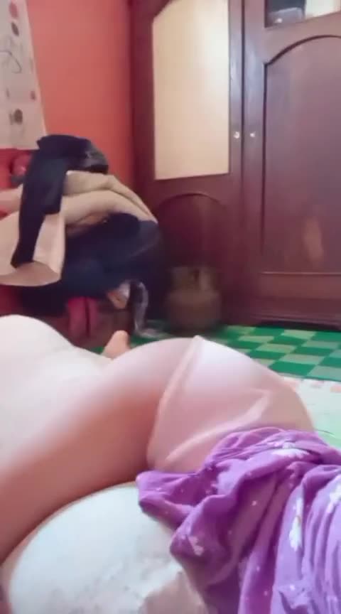 ABG Cantik Peluk Guling Sambil Gosok Memek