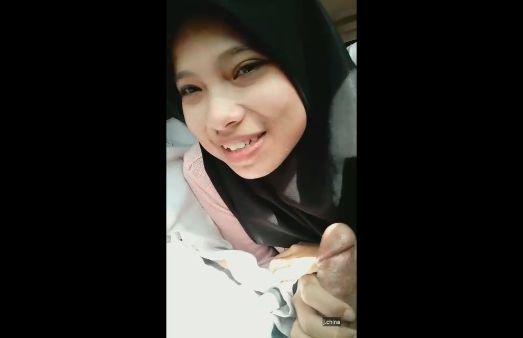 Bokep ABG Jilbab Hitam BJ Di Mobil: Eksplorasi Erotiknya