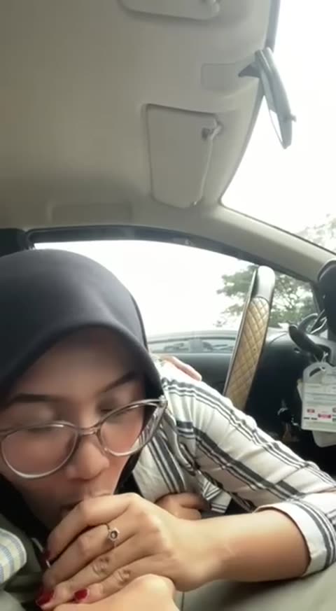 Cewek Jilbab Hitam Ngemut Kontol Pacar