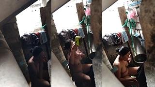 Streaming Bokep: Intip Gadis Desa Mandi ngentot