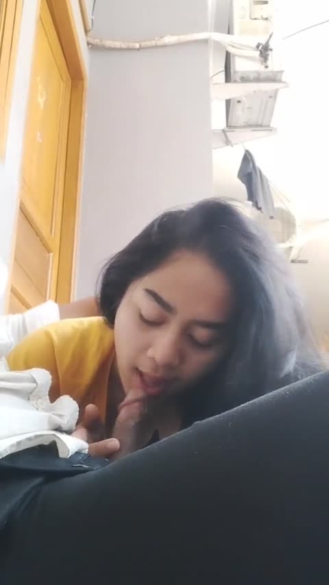 Bokep Terbaru: Dinda Cantik Blowjob Kontol Pacar di Teras Kost