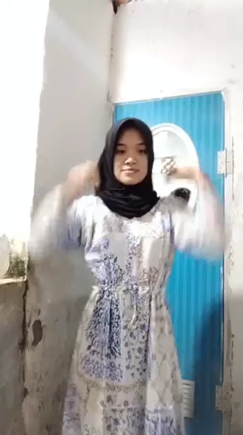 Bokep Streaming: Jilbab Hitam Bugil Depan Kamera Pamer Pantat